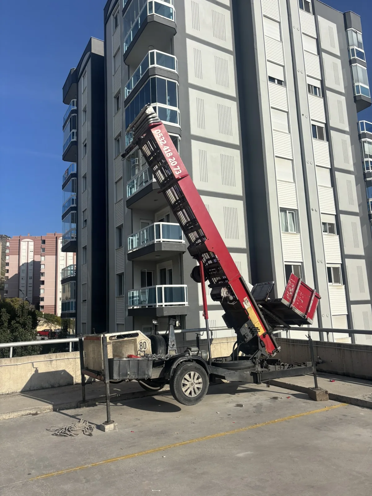 Apartman önünde römork asansör