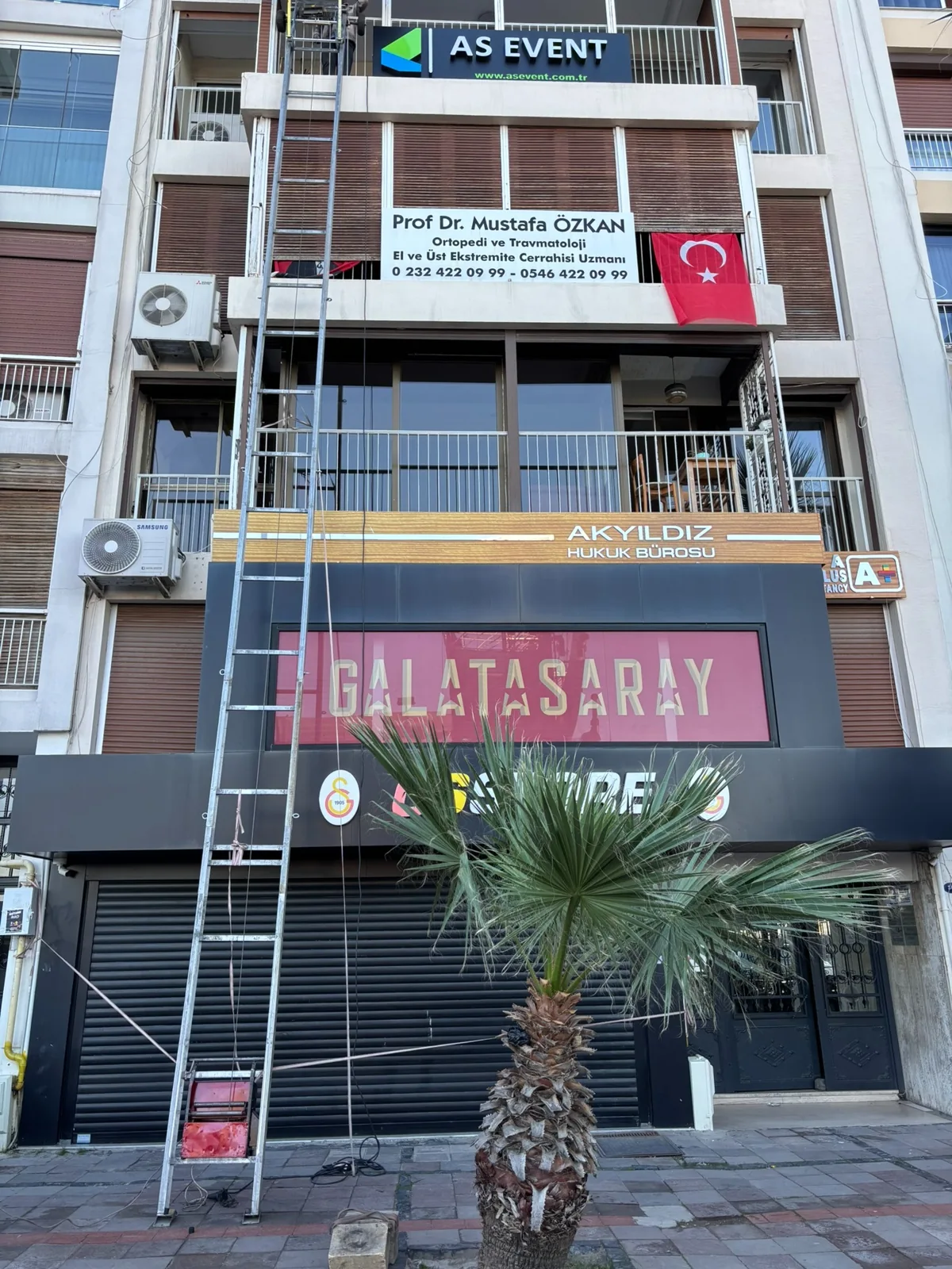 Balkona erişim için yerinde kurulan kiralık kurmalı asansör